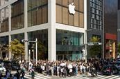 Apple-Ginza-opening-day-crowd-outside-storefront