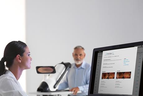 iCare_ILLUME_doctor_looking_at_screen_and_patient