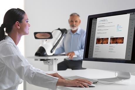 iCare_ILLUME_doctor_looking_at_screen_and_patient